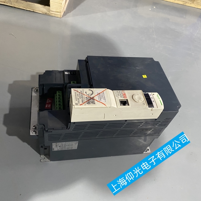 廈門施耐德變頻器案例:發(fā)現(xiàn)電路板上的一個電容件出現(xiàn)鼓包現(xiàn)象(專業(yè)維修團(tuán)隊)